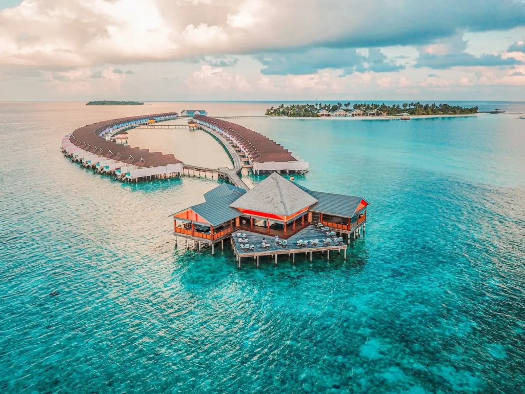 A maioria dos resorts das Maldivas tem bangalôs sobre a água, o queridinho dos pacotes de viagem
